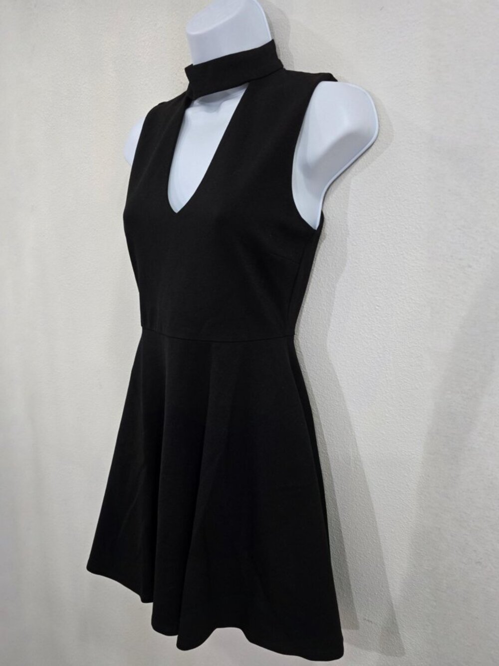 Lulus ✦ Mock Neck Skater A-Line Dress ✦ Black Sleeveless Keyhole Cutout Size S - Picture 7 of 13